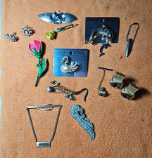 Lot of Miscellaneous Pins Preowned picture