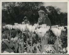1952 Press Photo Mrs. Leland Cambridge photographs mother and son-Public Garden picture