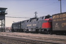 SP Krauss-Maffei Diesel Hydraulic No. 9104 trailing F7 No. 6255 5 x 7 Photo picture