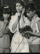 1964 Press Photo Nancy Sinatra and co stars in