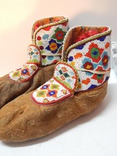 EPIC VINTAGE / ANTIQUE PLAINS CREE INDIAN HIGH CUFF BEADED MOCCASINS picture