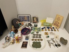 JUNK DRAWER LOT VINTAGE TO MODERN COINS MEDALS KEYS DICE SPOONS ORNAMENTS +MORE picture