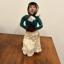 1992 BYERS CHOICE CHRISTMAS CAROLER Woman Long Brown Hair Green White Dress picture