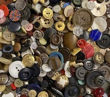 Buttons Mixed Lot Of 500 pcs of OLD VINTAGE , ALL TYPES & SIZES Bulk Lot picture