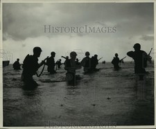1953 Press Photo NROTC's wade ashore taking a beachhead during training picture