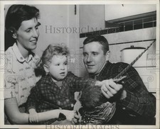 1957 Press Photo Phillies pitcher Jack Sanford shows a pheasant to wife and son picture