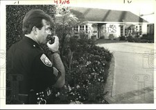1985 Press Photo Sargent Rich Brown of Beverly Hills Police on Walkie Talkie picture