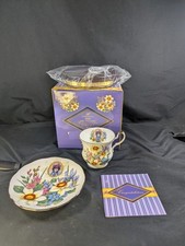 1996 Avon Mrs Albee 22kt Queen's Gold Trim Porcelain Teacup & Saucer Stand NIB picture