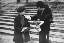 Collection for the benefit of the elderly in Paris December 12 1937 Old Photo picture