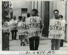 1974 Press Photo Amalgamated Clothing Workers of American Strike - noa15050 picture