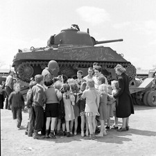 WW2 WWII Photo World War Two / US Army Recruiting Michigan 1942 M4 Sherman 8466 picture