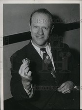 1939 Press Photo Gary Gray @ Kansas City Police Station for Giving Away Quarters picture
