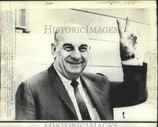 1970 Press Photo Newark Mayor Hugh J. Addonizio gestures as he Enters U.S. Court picture