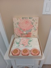 GRANNY CORE AVON TENDER BLOSSOMS Guest Towels & Soaps Boxed Set NIB Vtg. picture