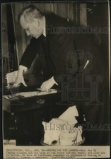 1937 Press Photo Kansas-Alf Landon at State Capitol during last day as governor picture