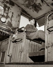 1943 ATCHISON TOPEKA & SANTA FE Rear Brakeman RAILROAD 4x6 Borderless PHOTO picture