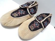 ANTIQUE c1920s WESTERN IROQUOIS INDIAN BEADED MOCCASINS - MINT - NEVER WORN picture
