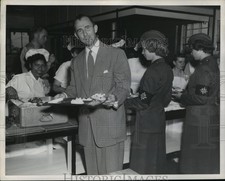 1951 Press Photo Frank Pace, Jr. Joins Chow Line at WAC Center, Fort Lee, VA picture