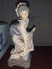 Japonesita Arrodillada 