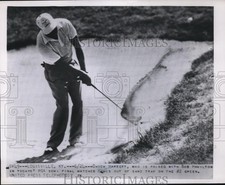 1952 Press Photo Chick Harbert in sandtrap at PGA golf in Louisville KY picture
