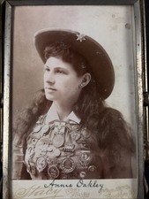 ANNIE OAKLEY SIGNED CABINET CARD WILD WEST SOUVENIR PHOTO by Stacy Brooklyn NY picture