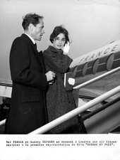 AUDREY HEPBURN + MEL FERRER CANDID LONDON AIRPORT PORTRAIT 1956 ORIG PHOTO MA78 picture