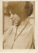 20th CENTURY WOMAN Vintage SMALL FOUND FAMILY PHOTO Original B+W 54 40 P picture