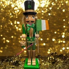 St. Patrick’s Day Leprechaun 15“ Soldier Nutcracker Irish Flag Pot Of Gold New picture