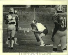 1980 Press Photo LSU football coach Charles McClendon demonstrates tackling picture