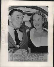 1955 Press Photo Actor Clark Gable and his bride at Gables Ranch Home picture