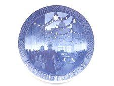 Royal Copenhagen 1937 Christmas Plate Christmas on Stroget 7