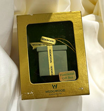 Wedgwood Blue gift box ornament picture