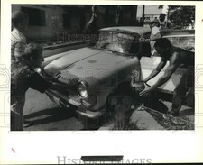 1993 Press Photo Men pushing a stalled car in Cuba - not05708 picture