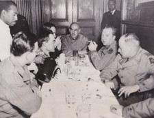 1944 Press Photo WWII War Correspondents Eating in England after D-Day Invasion picture