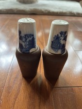 Vintage Blue Willow Salt & Pepper Shakers Ceramic & Wood Japan S&P Set 3.5