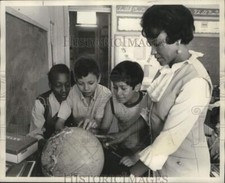 1971 Press Photo Students discovering the world with their teacher. - nob38031 picture