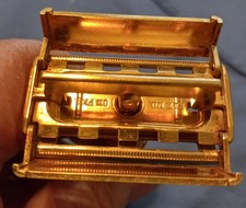 1960's GILLETTE GOLD SAFETY RAZOR – RED Dot D1 RARE - excellent condition picture