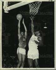 1977 Press Photo Xavier basketball player Harold McGhee shoots the ball picture