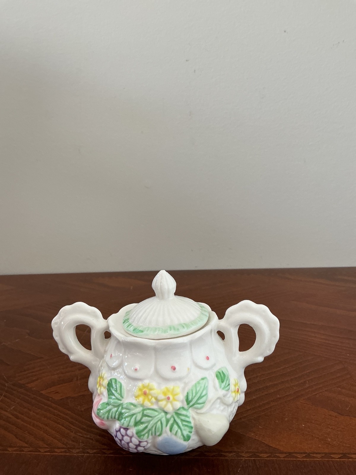 Overview This is a vintage ceramic covered sugar bowl featuring embossed 