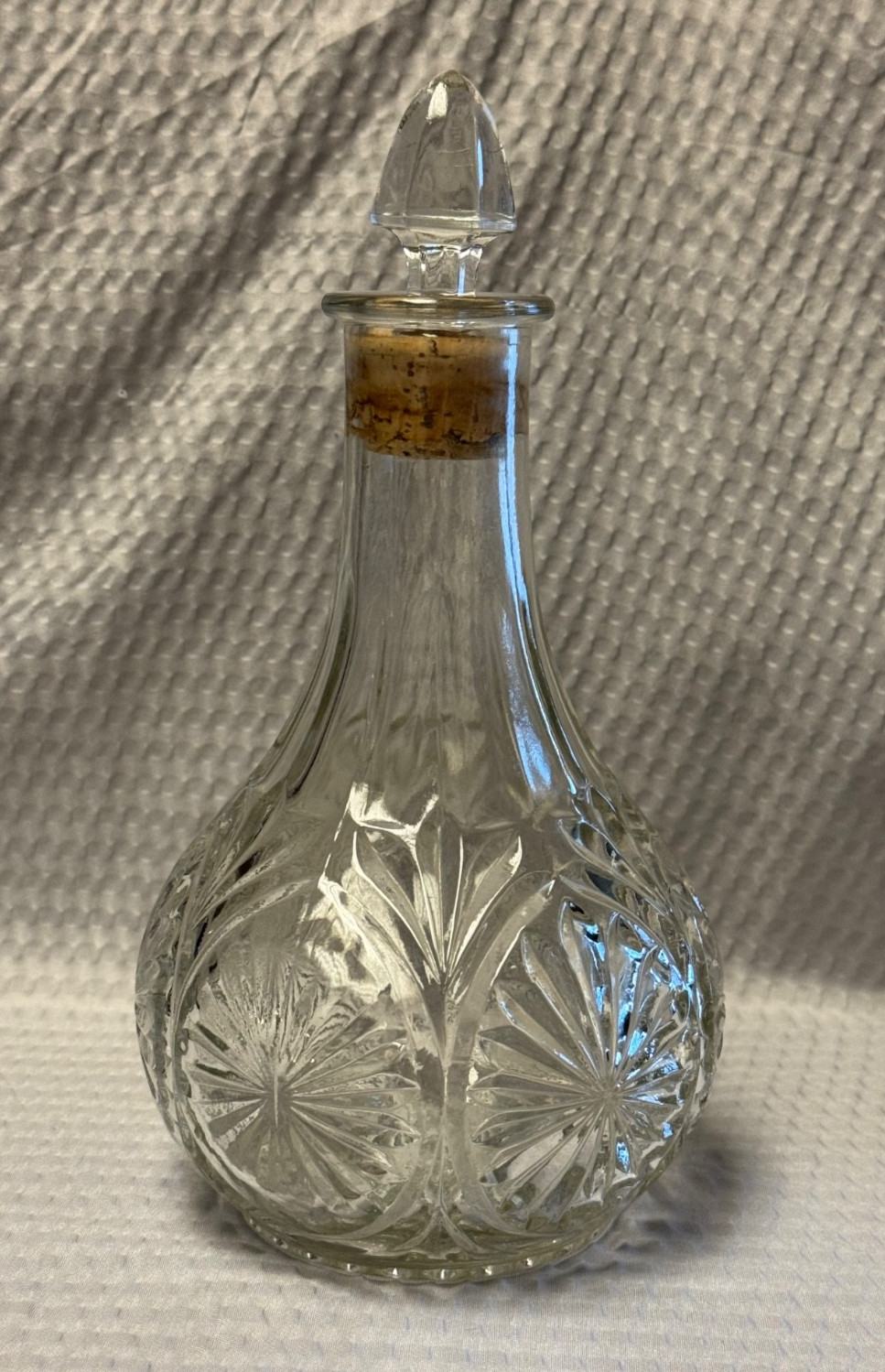 Beautiful Vintage Anchor Hocking Cameo Star Medallion Pressed Glass Decanter