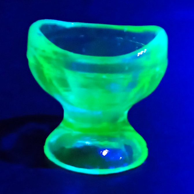 VTG 1970s Wilkerson Glass Company Vaseline Uranium Glowing Eye Wash Cup