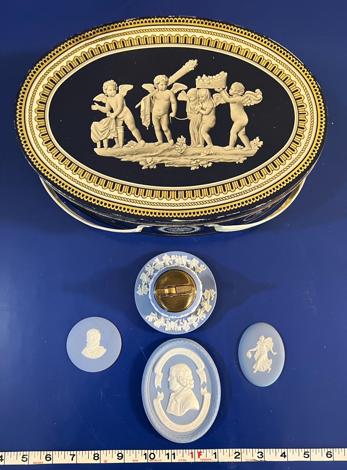 Wedgwood Jasperware Gift/Collector\'s starter set with Wedgwood Tin