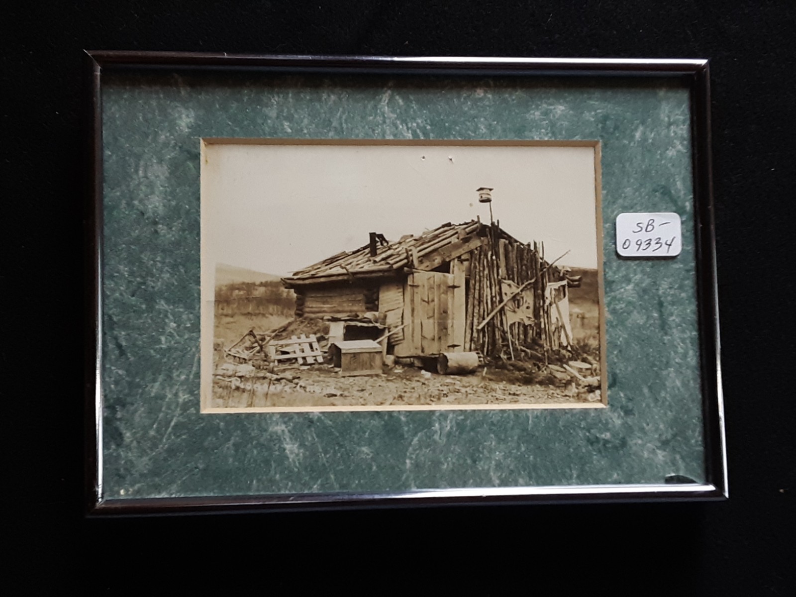 VINTAGE NATIVE AMERICAN PHOTOGRAPH POST CARD, 1942 ALASKA HOME SB-1026*09334
