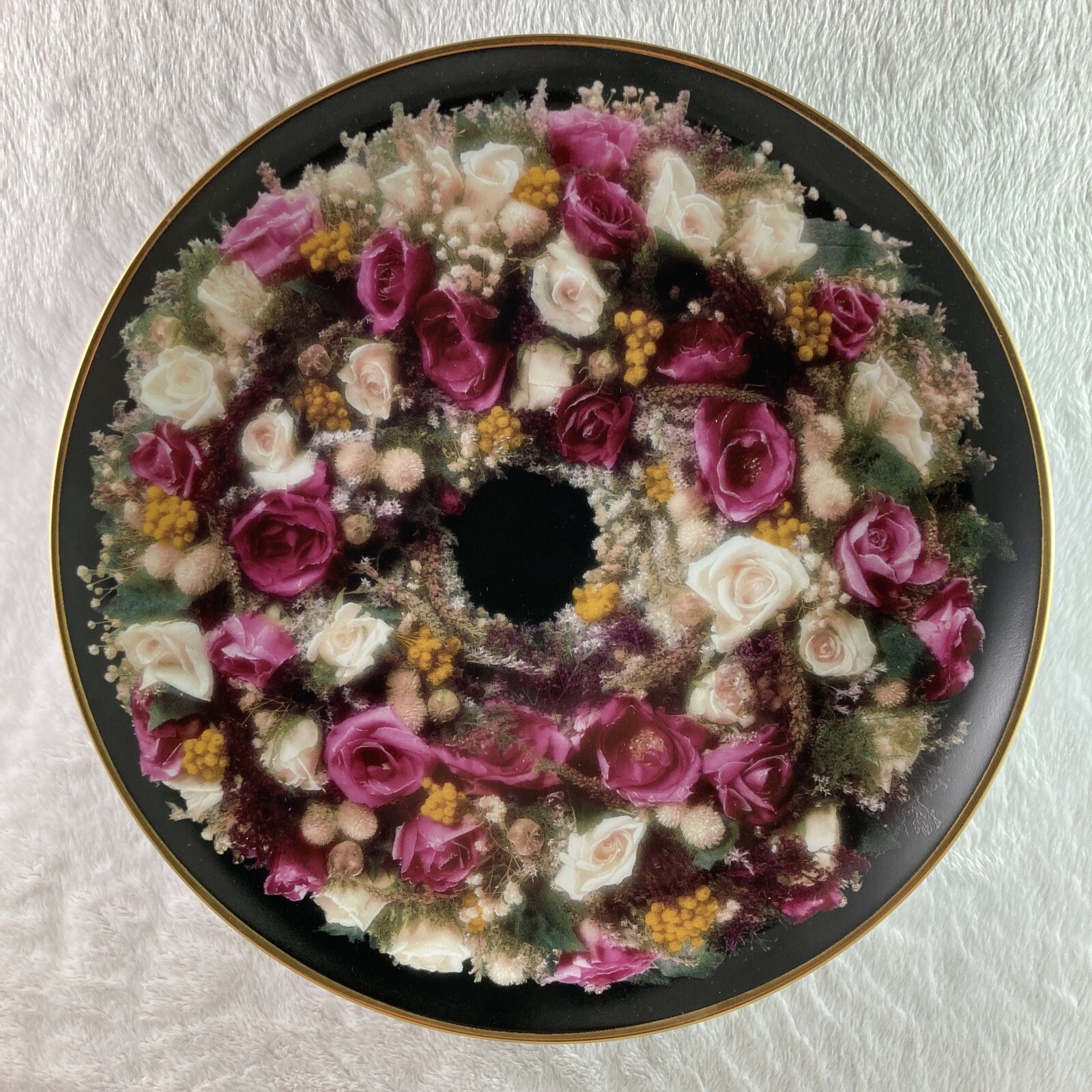 GENTLE PERSUASION Plate Rose Wreaths Sherri Knox Roger Robertson Pink Black