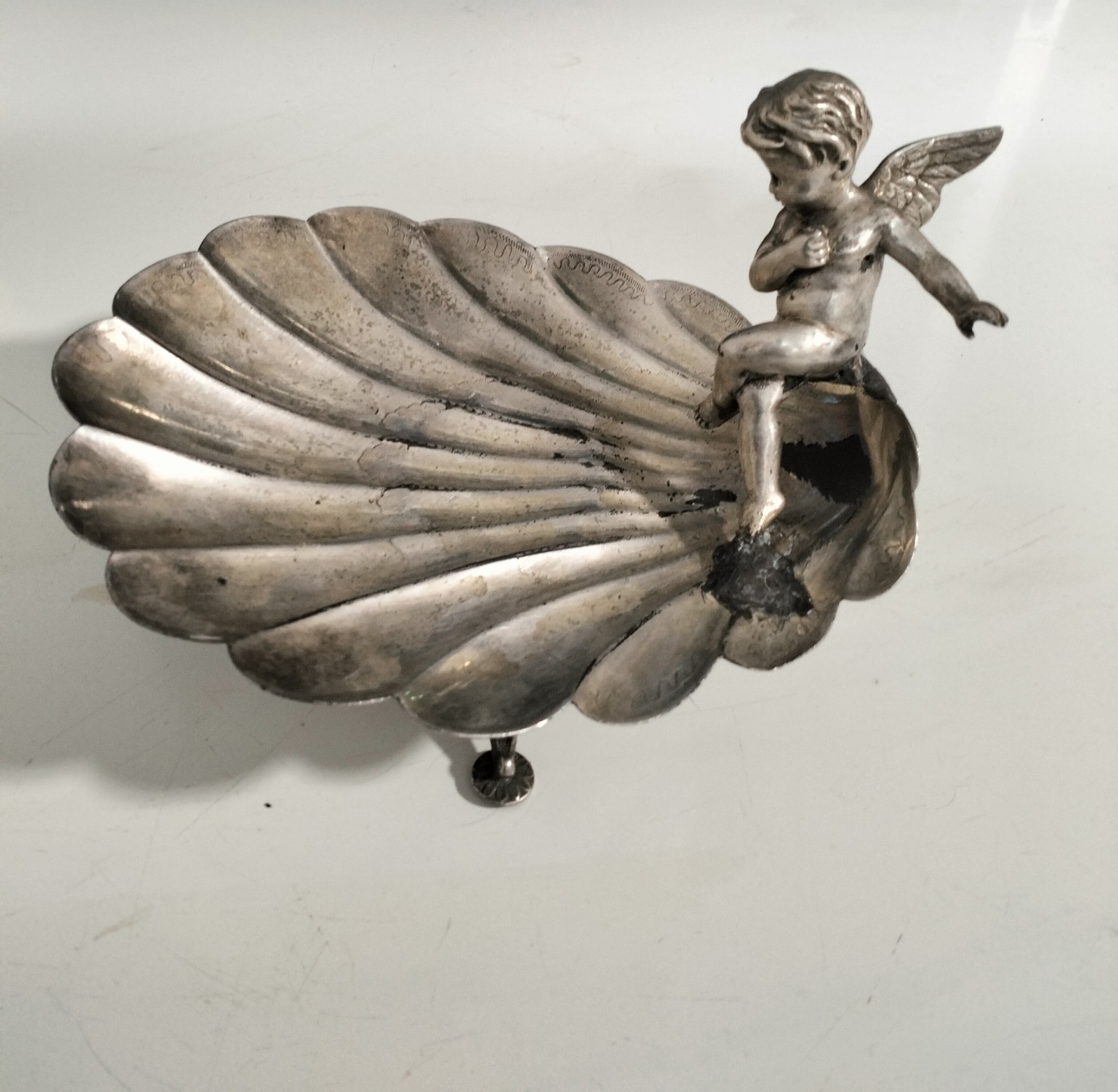 Antique MERIDEN B COMPANY Silver Plate Figural Cherub Scalloped Shell Shape Bowl