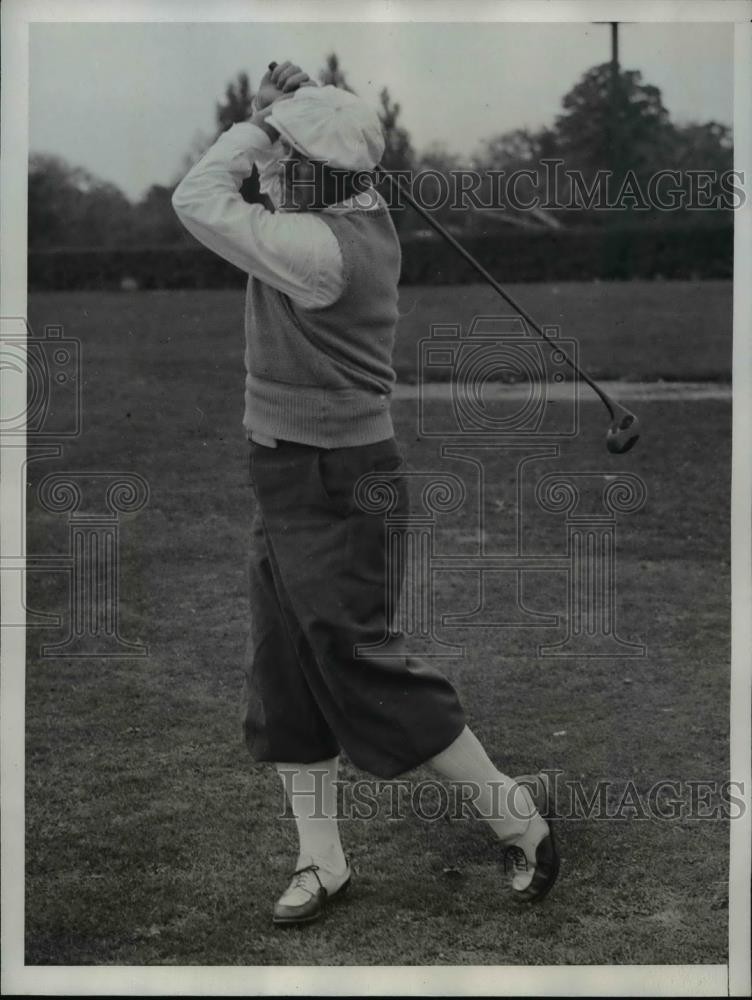 1933 Press Photo Everett Lindsay golfs at National Southpaw Golf Tournament