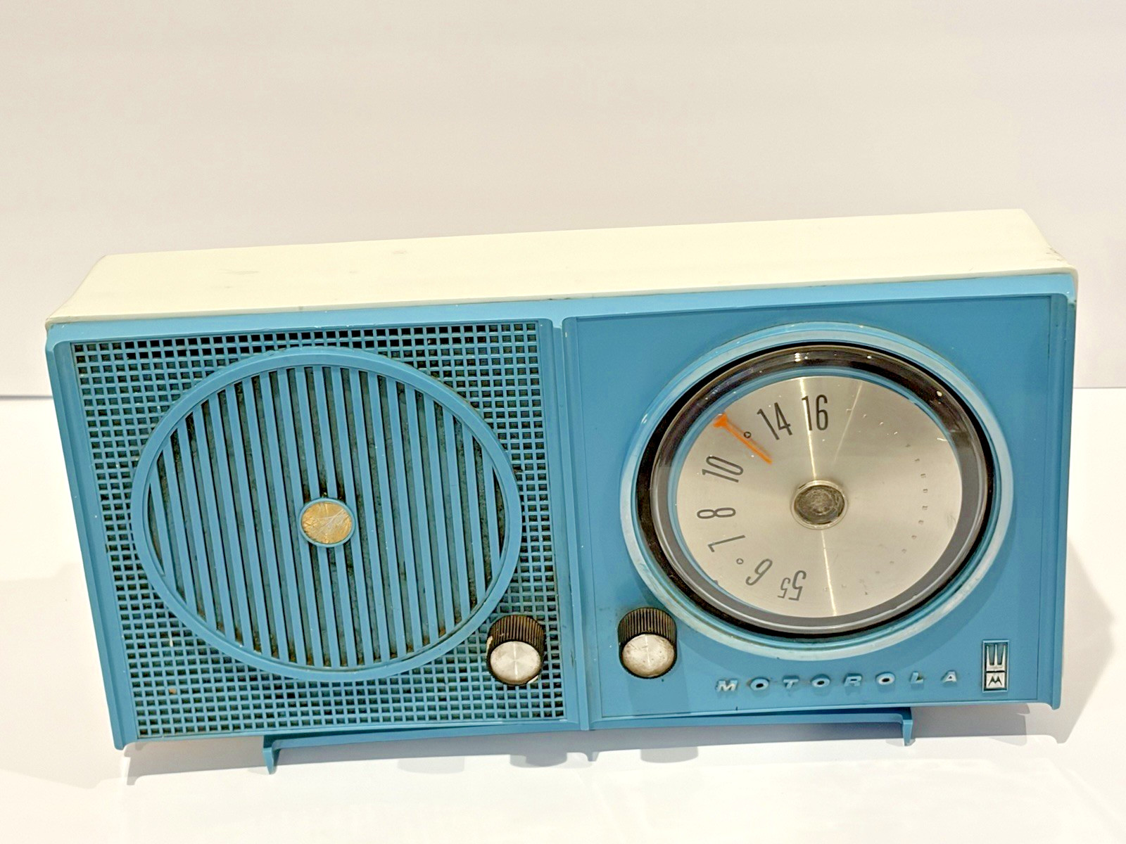 Vintage Mid Century Motorola  Turquoise Tube Radio A23B