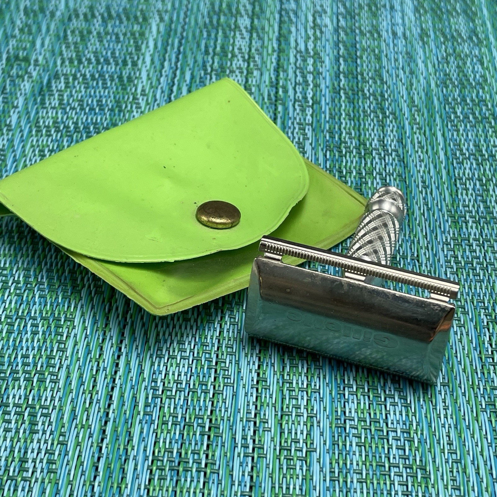 Vintage 1973 Gillette Short Travel Safety Razor 3 Piece w Green Plastic Pouch T2