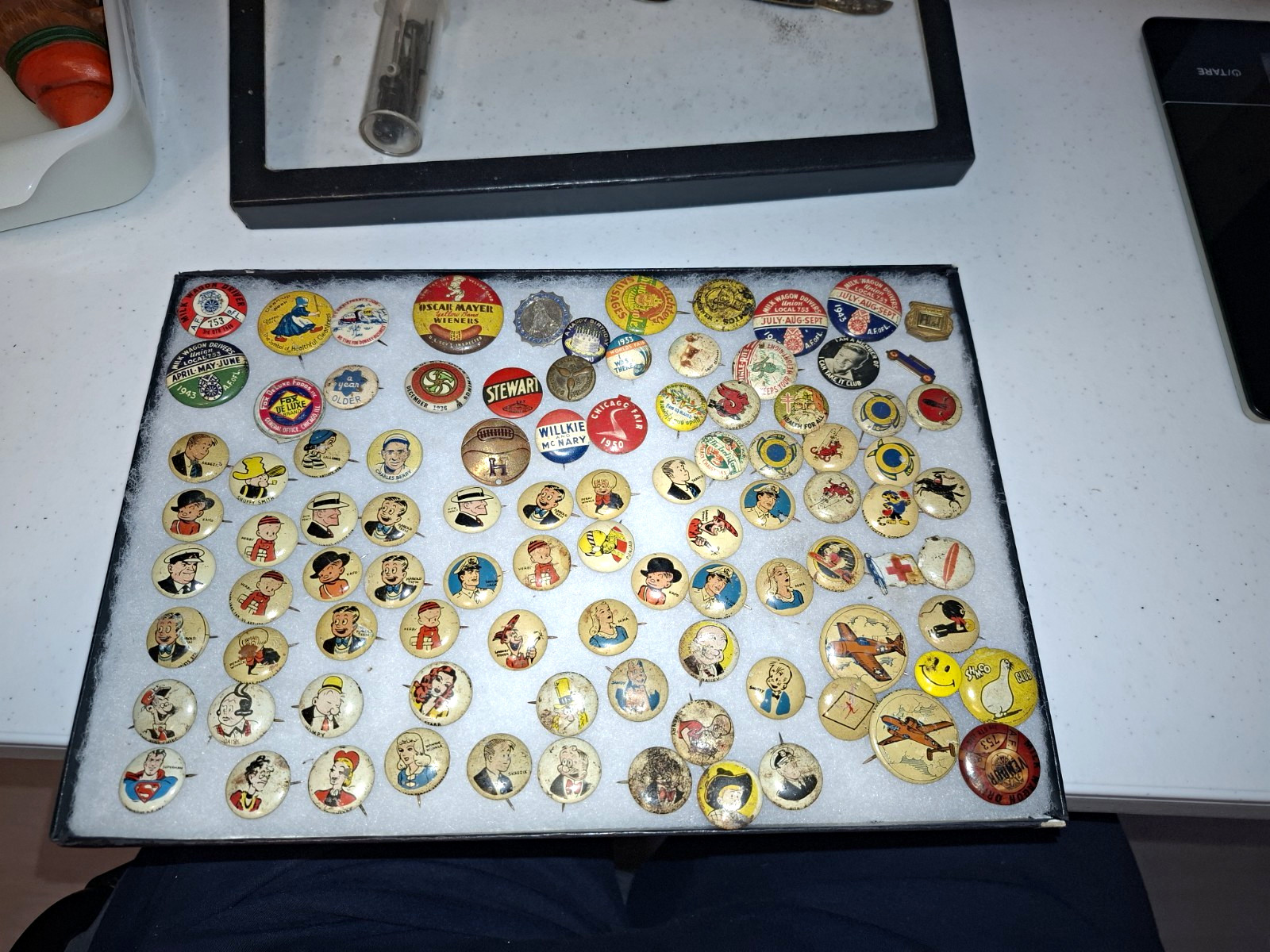 Vintage Mixed Lot Pinback Buttons Cartoon/Comic & Advertising, 