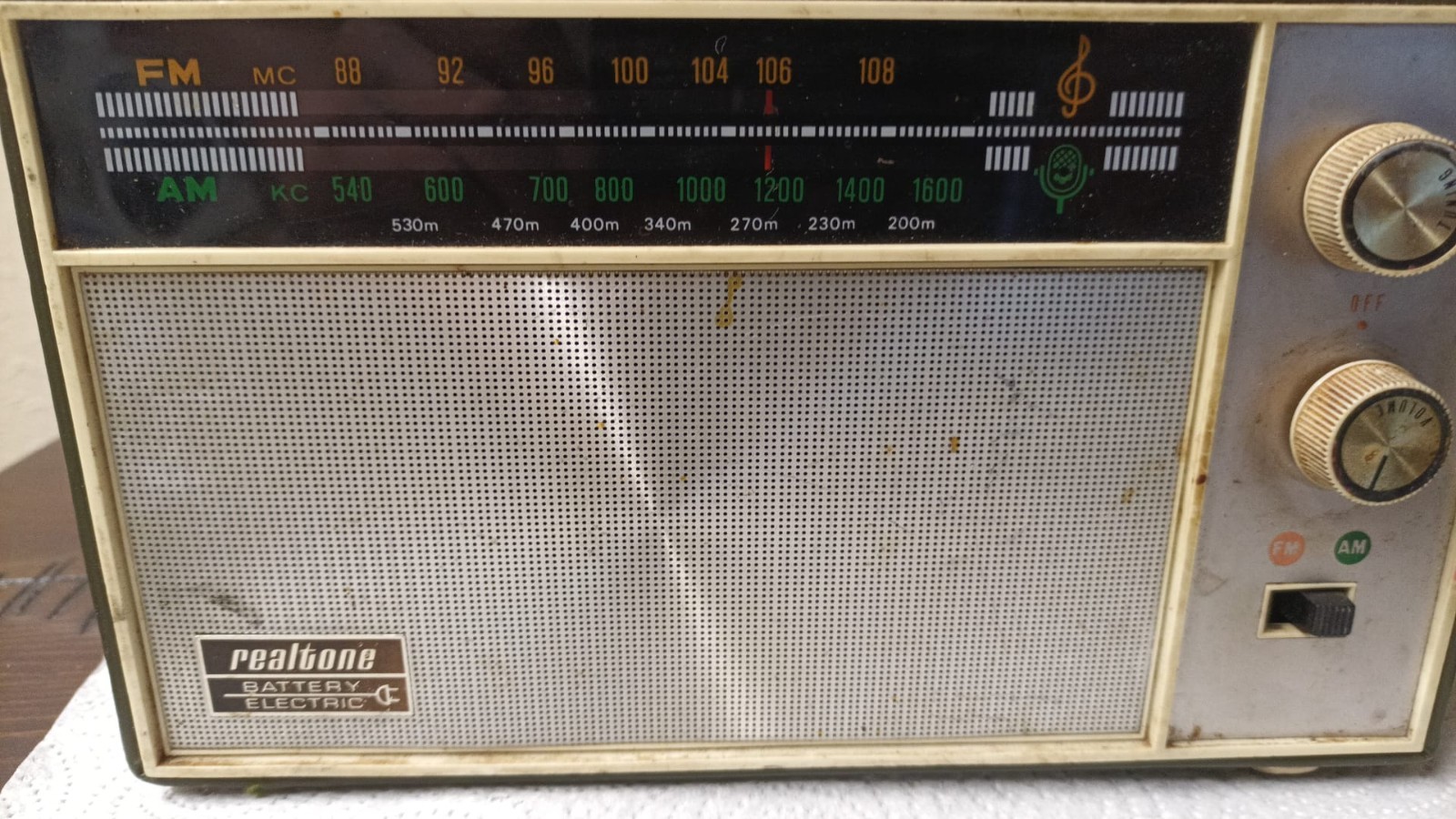 Vintage Realtone radio, specifically model 2228-2.
